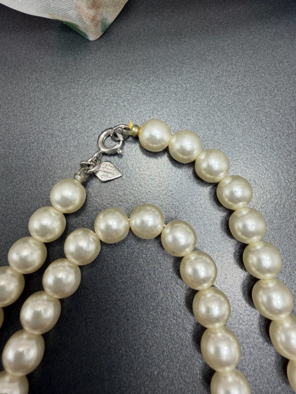 😎50% off Vintage Sarah Coventry Necklace - Cream Pearls#26SN - Picture 2 of 3